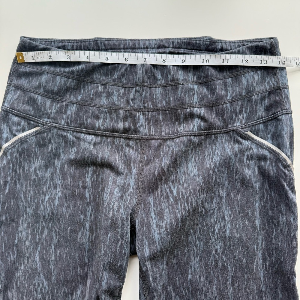 Athleta Reptile Relay Capri Leggings Size Medium - Picture 7 of 9